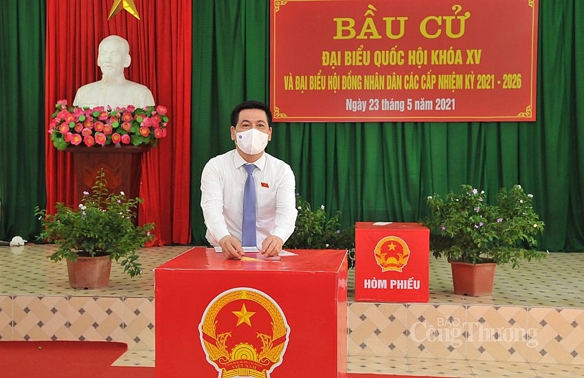 Cử tri cả nước hân hoan trong Ngày hội non sông Cử tri cả nước hân hoan trong Ngày hội non sông