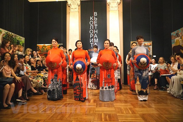 ao dai lua cua viet nam chinh phuc xu so bach duong