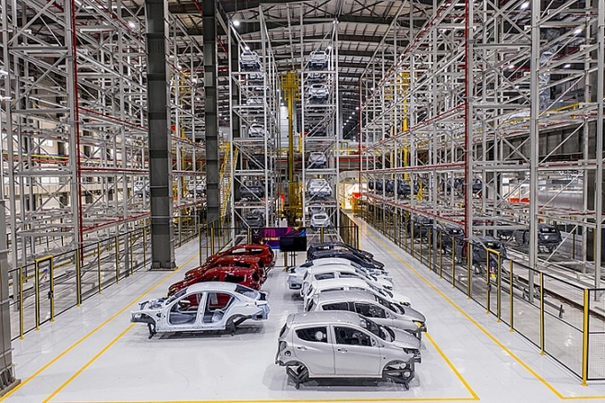 Khám phá xưởng sơn “xanh - sạch - sang - xịn - mịn” nhà máy VinFast kham pha xuong son xanh sach sang xin min nha may vinfast