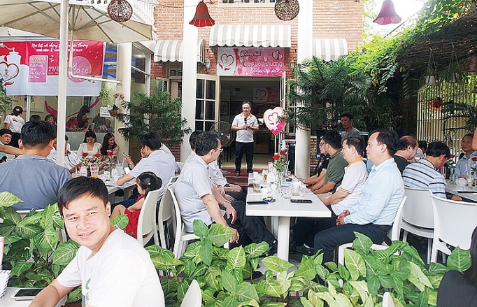 lan toa ly cafe yeu thuong