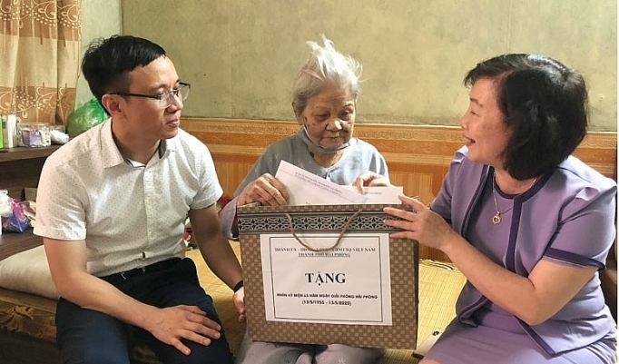 ban tuyen giao thanh uy hai phong tham tang qua nguoi co cong tieu bieu