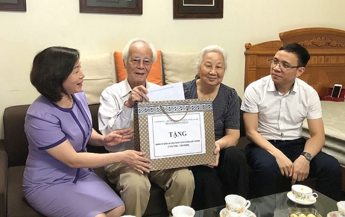 ban tuyen giao thanh uy hai phong tham tang qua nguoi co cong tieu bieu