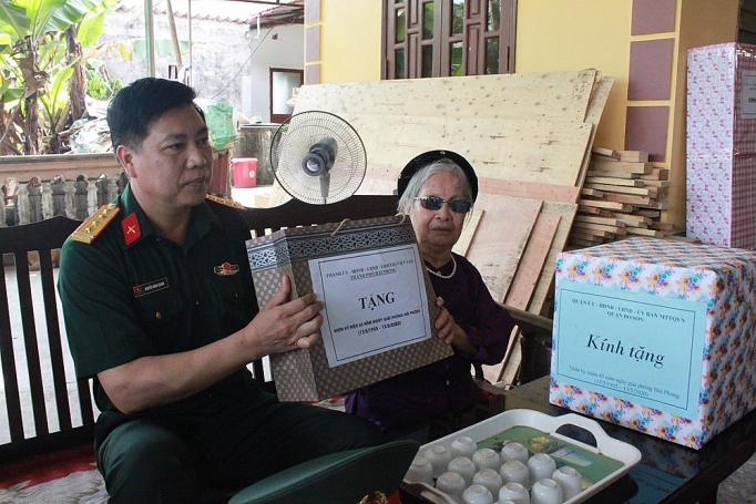 Bộ Chỉ huy Quân sự TP.Hải phòng: Thăm, tặng quà các gia đình chính sách bo chi huy quan su tphai phong tham tang qua cac gia dinh chinh sach