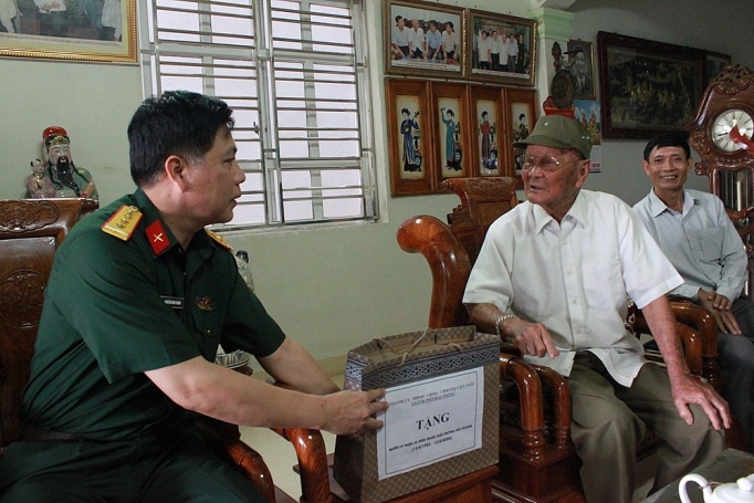 Bộ Chỉ huy Quân sự TP.Hải phòng: Thăm, tặng quà các gia đình chính sách bo chi huy quan su tphai phong tham tang qua cac gia dinh chinh sach