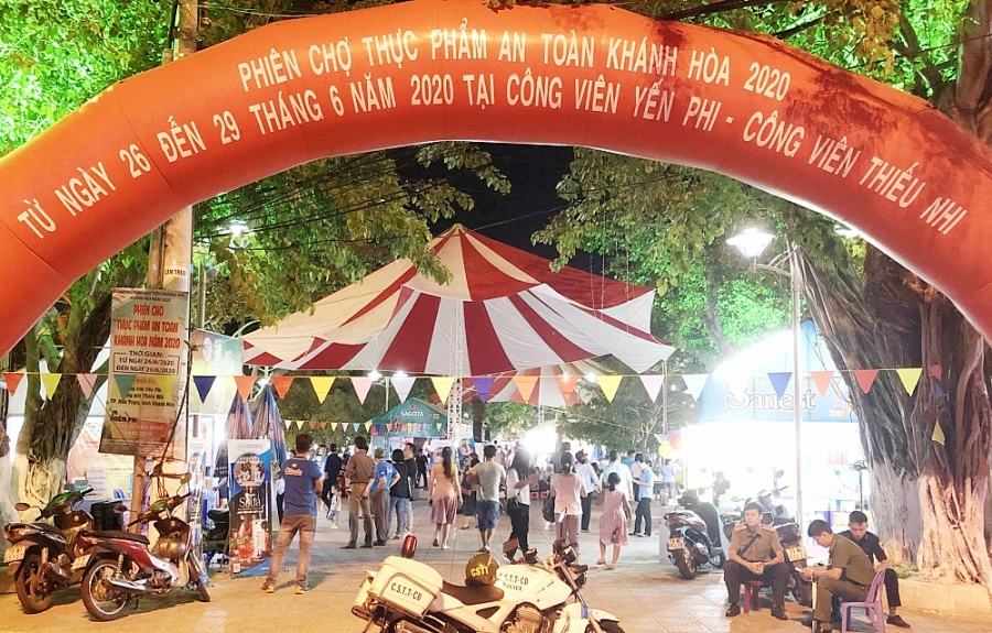 Hàng ngàn người dân địa phương đã tham quan, mua sắm ngay trong đem khai mạc 1255 20200629 052721 1