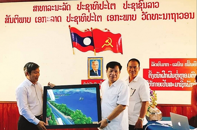 khanh hoa hat hai nhieu thanh cong tai hoi cho thuong mai viet lao 2018