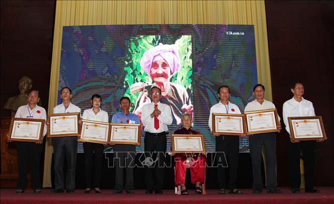 tham tang qua gia dinh chinh sach va thap nen tri an cac anh hung liet si