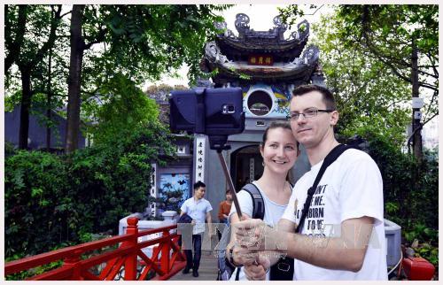 gan 98 trieu luot khach quoc te den viet nam trong 7 thang