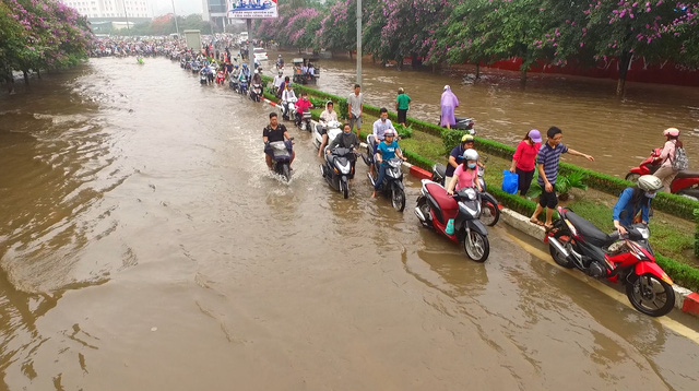 Tình trạng ngập úng ở phía Tây Hà Nội diễn ra ngày càng thường xuyên