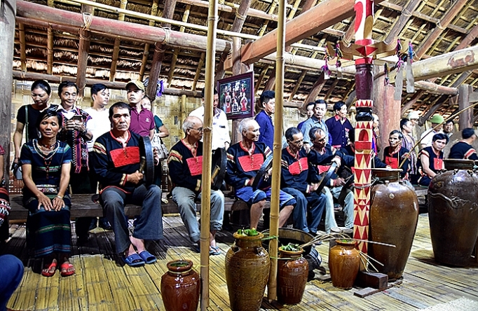 Lễ cúng mừng sức khỏe của đồng bào Ê Đê le cung mung suc khoe cua dong bao e de