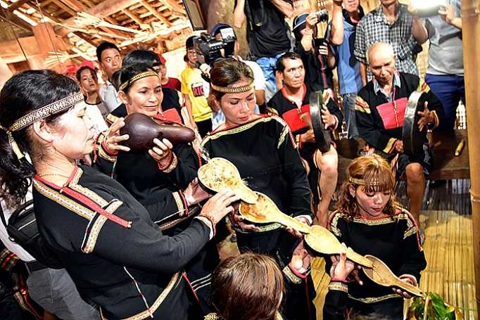 Lễ cúng mừng sức khỏe của đồng bào Ê Đê le cung mung suc khoe cua dong bao e de