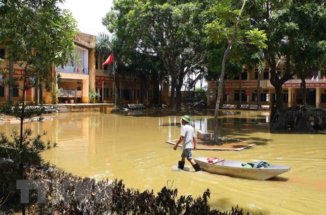 Hà Nội nỗ lực đảm bảo điện và vệ sinh môi trường cho dân vùng ngập ha noi no luc dam bao dien va ve sinh moi truong cho dan vung ngap