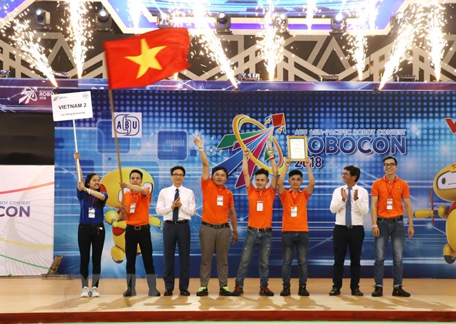 doi tuyen viet nam 2 vo dich cuoc thi abu robocon nam 2018