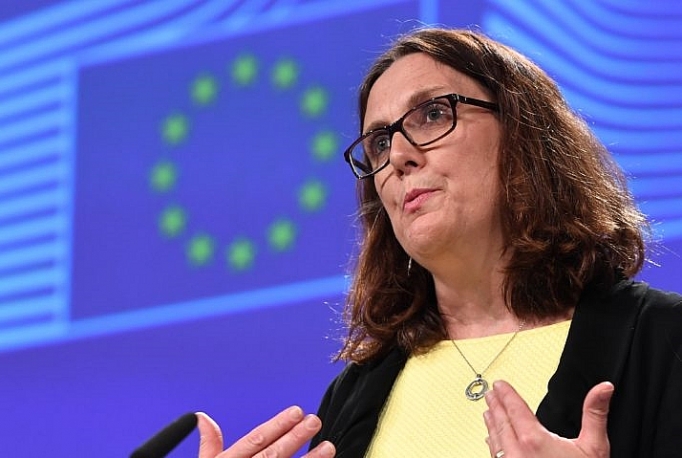 EU sẵn sàng loại bỏ thuế quan đối với xe ô tô trong hiệp định thương mại với Mỹ eu san sang loai bo thue quan doi voi xe o to trong hiep dinh thuong mai voi my
