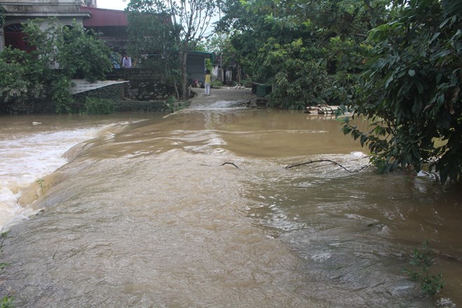 nuoc lu len nhanh nguoi dan lao cai va thanh hoa so tan khan cap