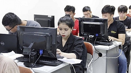 linh vuc cong nghe thong tin dang mat can bang gioi nghiem trong