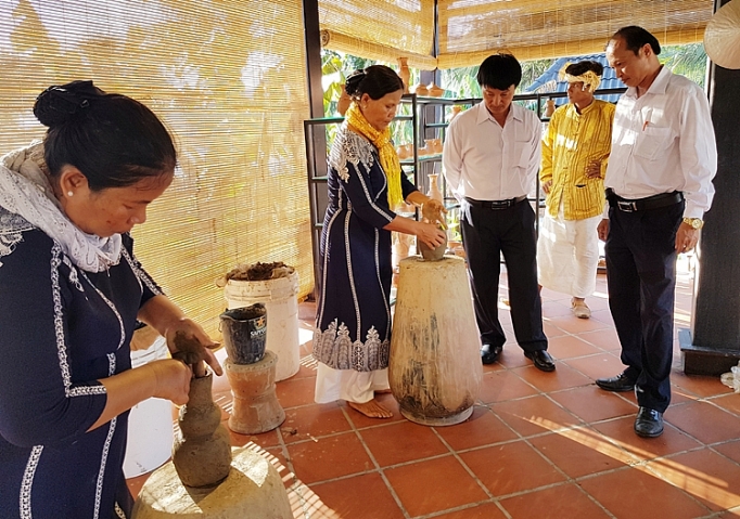 Nha Trang có thêm làng nghề truyền thống Champa Oasis nha trang co them lang nghe truyen thong cham oasis