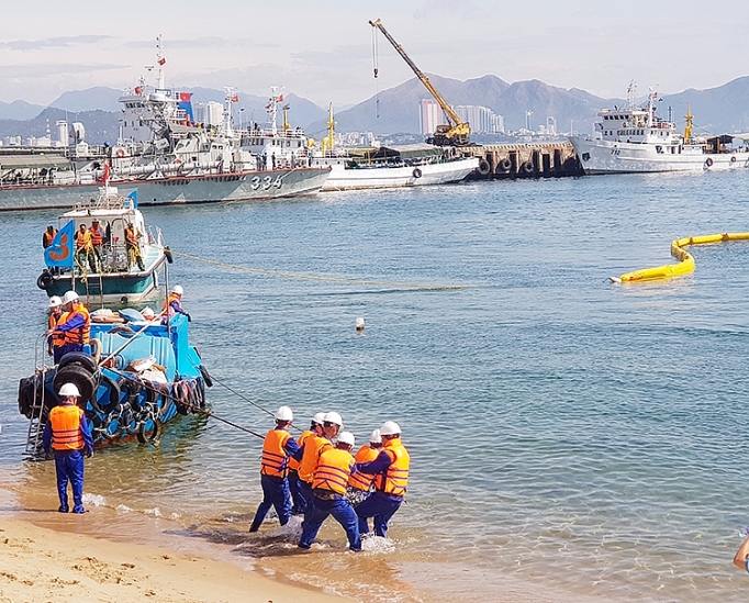 Khánh Hòa diễn tập ứng phó sự cố tràn dầu trên biển khanh hoa dien tap ung pho su co tran dau tren bien