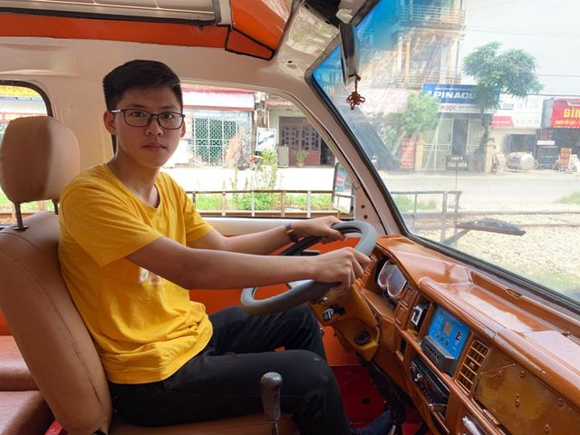 nam sinh lop 12 lap rap thanh cong o to chay bang nang luong mat troi cho duoc 12 nguoi