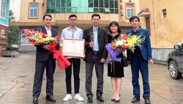 nam sinh lop 12 lap rap thanh cong o to chay bang nang luong mat troi cho duoc 12 nguoi