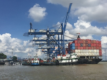 Doanh nghiệp logistics: Nguy cơ “đo ván” trên sân nhà