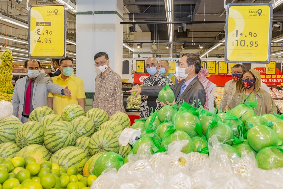 ĐS Vũ Viết Dũng thăm quầy hàng nông sản VN