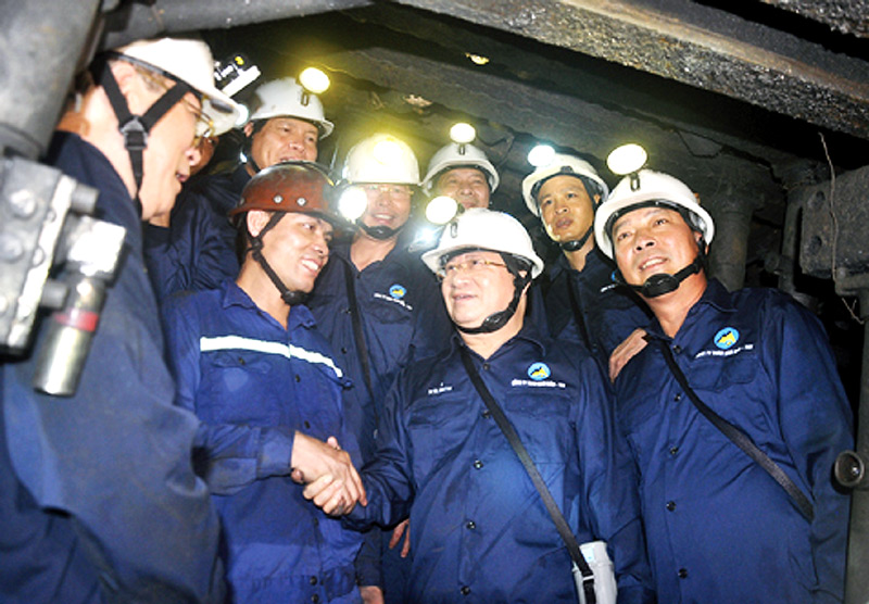 Phó Thủ tướng Trịnh Đình Dũng và các đồng chí lãnh đạo tỉnh, Tập đoàn đến thăm và khảo sát tình hình sản xuất tại lò chợ Công ty CP Than Nam Mẫu - TKV. Ảnh: Đỗ Phương