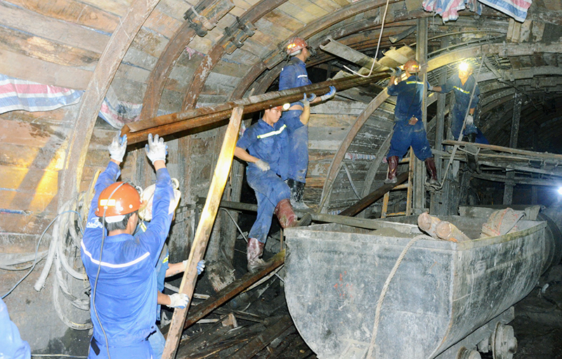 Công nhân của Công ty Xây dựng Hầm lò I đang thi công tại mức -50.