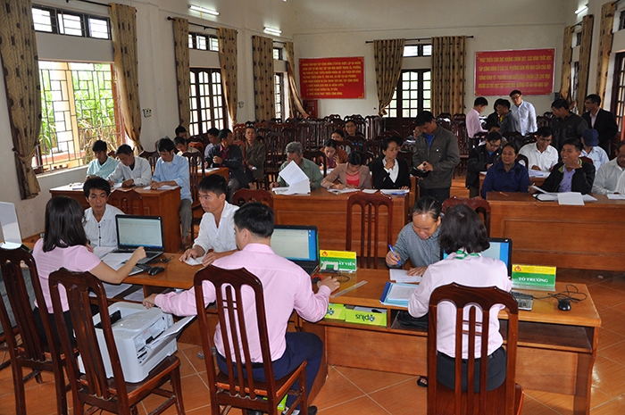 Cán bộ Ngân hàng chính sách xã hội hướng dẫn bà con làm thủ tục vay vốn 4606-anh-89-2