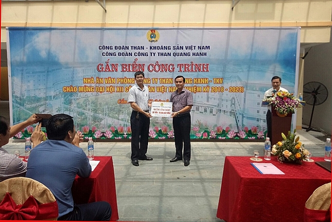 Than Quang Hanh gắn biển công trình chào mừng Đại hội XII Công đoàn Việt Nam than quang hanh gan bien cong trinh chao mung dai hoi xii cong doan viet nam