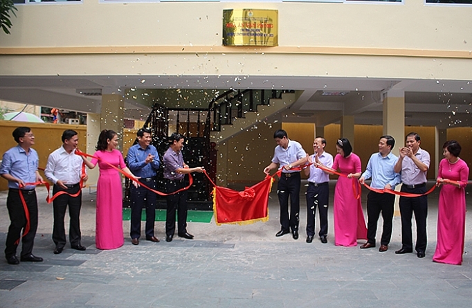 Than Quang Hanh gắn biển công trình chào mừng Đại hội XII Công đoàn Việt Nam than quang hanh gan bien cong trinh chao mung dai hoi xii cong doan viet nam