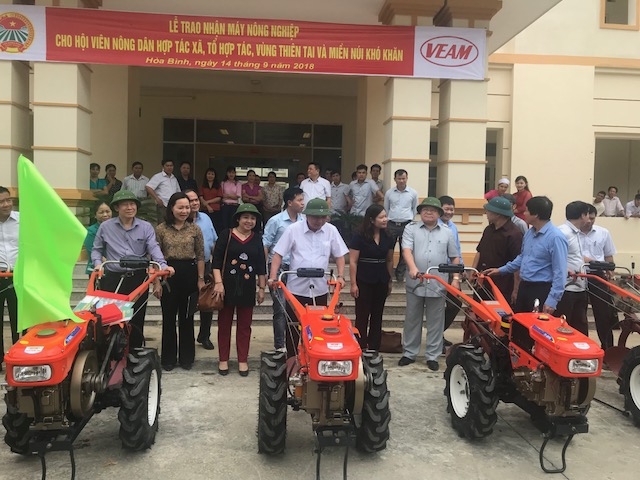 VEAM trao tặng 186 máy nông nghiệp cho nông dân vùng lũ veam trao tang 186 may nong nghiep cho nong dan vung lu