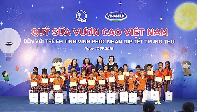 quy sua vuon cao viet nam va vinamilk trao 66000 ly sua cho tre em tinh vinh phuc