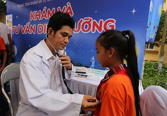 quy sua vuon cao viet nam va vinamilk trao 66000 ly sua cho tre em tinh vinh phuc