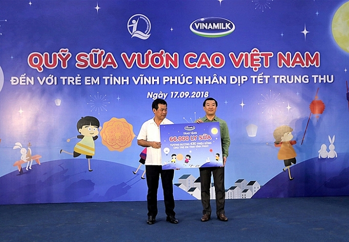 quy sua vuon cao viet nam va vinamilk trao 66000 ly sua cho tre em tinh vinh phuc