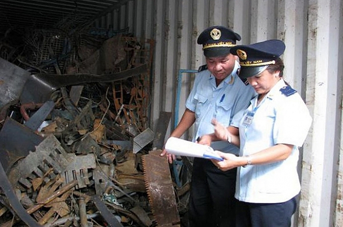 Lô hàng lợi dụng nhập khẩu phế liệu để đưa chất thải vào Việt Nam: Buộc phải tái xuất buoc phai tai xuat
