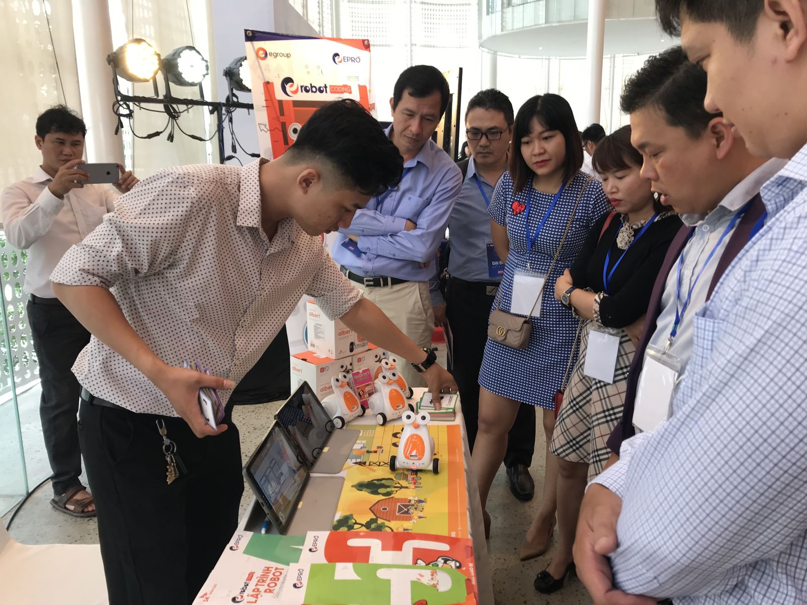 ung dung cong nghe xam nhap vao doi song dap ung xu huong tieu dung