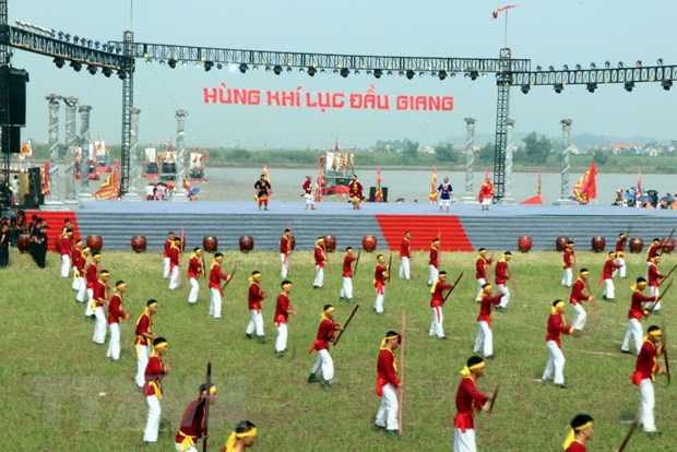 hang van du khach no nuc du le hoi mua thu con son kiep bac