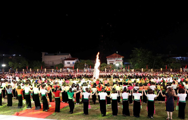 de nghi can nhac to chuc man dai xoe lon nhat the gioi