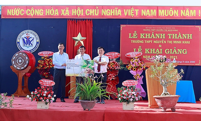 Đại diện lãnh đạo PC Khánh Hòa (bên trái) cùng đại diện lãnh đạo SolarBK (phải) trao tặng Hệ thống Điện mặt trời nối lưới BigK (10,23 kWp) trao bảng lưu niệm cho thầy hiệu trưởng Trường THPT Nguyễn Thị Minh Khai- Vạn Ninh 3000-img-5240
