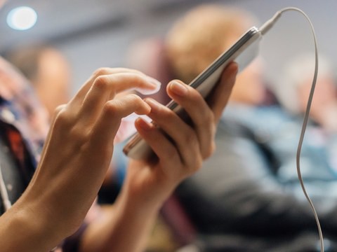 Sử dụng điện thoại, tai nghe nhạc khi máy báy cất cánh có thể bị phạt từ 3-5 triệu đồng su dung dien thoai tai nghe nhac khi may bay cat canh co the bi phat tu 3 5 trieu dong