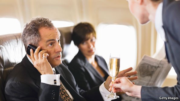 Sử dụng điện thoại, tai nghe nhạc khi máy báy cất cánh có thể bị phạt từ 3-5 triệu đồng su dung dien thoai tai nghe nhac khi may bay cat canh co the bi phat tu 3 5 trieu dong