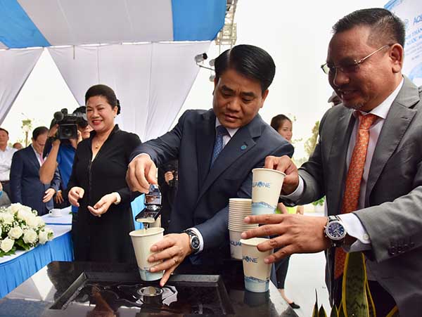 Chủ tịch Hà Nội sử dụng nước uống trực tiếp từ vòi Nhà máy sông Đuống chu tich ha noi su dung nuoc uong truc tiep tu voi nha may song duong