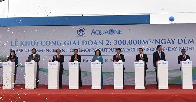 Chủ tịch Hà Nội sử dụng nước uống trực tiếp từ vòi Nhà máy sông Đuống chu tich ha noi su dung nuoc uong truc tiep tu voi nha may song duong