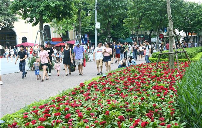 Không gian đi bộ hồ Hoàn Kiếm - điểm đến văn hóa, du lịch hấp dẫn khong gian di bo ho hoan kiem diem den van hoa du lich hap dan