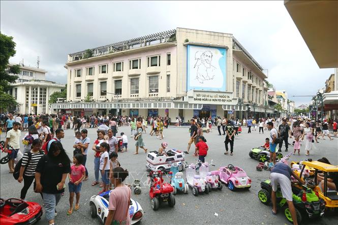Không gian đi bộ hồ Hoàn Kiếm - điểm đến văn hóa, du lịch hấp dẫn khong gian di bo ho hoan kiem diem den van hoa du lich hap dan