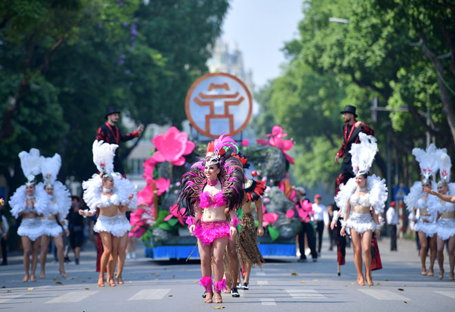 Không gian đi bộ hồ Hoàn Kiếm - điểm đến văn hóa, du lịch hấp dẫn khong gian di bo ho hoan kiem diem den van hoa du lich hap dan