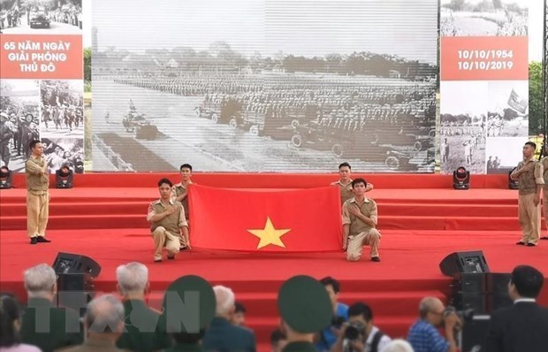 Tái hiện Lễ chào cờ lịch sử trong Ngày Giải phóng Thủ đô tai hien le chao co lich su trong ngay giai phong thu do