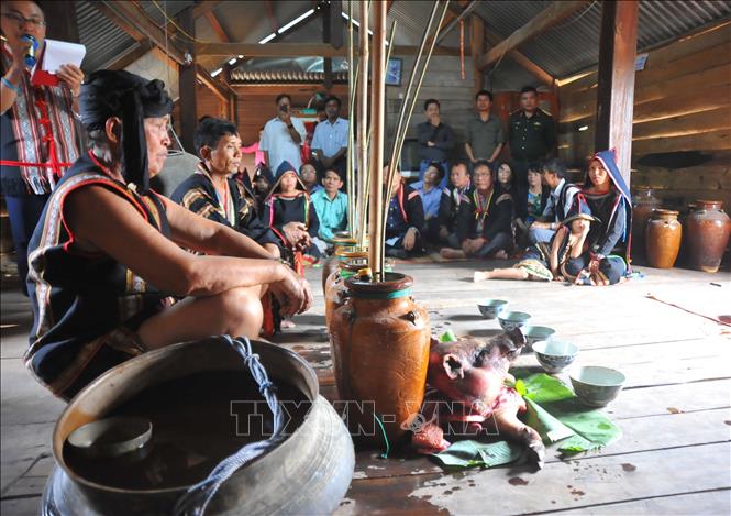 phuc dung nghi thuc nghi le cung ben nuoc cua dong bao jrai