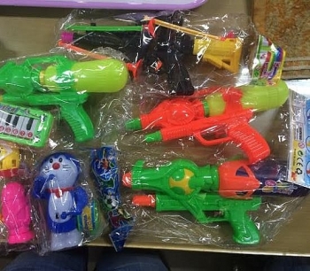 Quản lý thị trường Hà Nội: Tạm giữ số lượng lớn đồ chơi trẻ em, thực phẩm nhập lậu